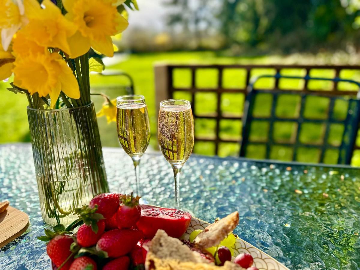 Three Bedroom Rural, Relaxing And Peaceful,Dogs Welcome! With Cymru Holidays Abergavenny Exterior foto
